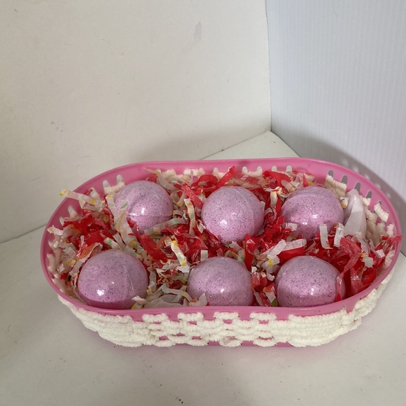 Lavender Chamomile Luxurious Bath Bombs Fizzers and Basket Gift Set of 6 Bombs - Picture 3 of 12